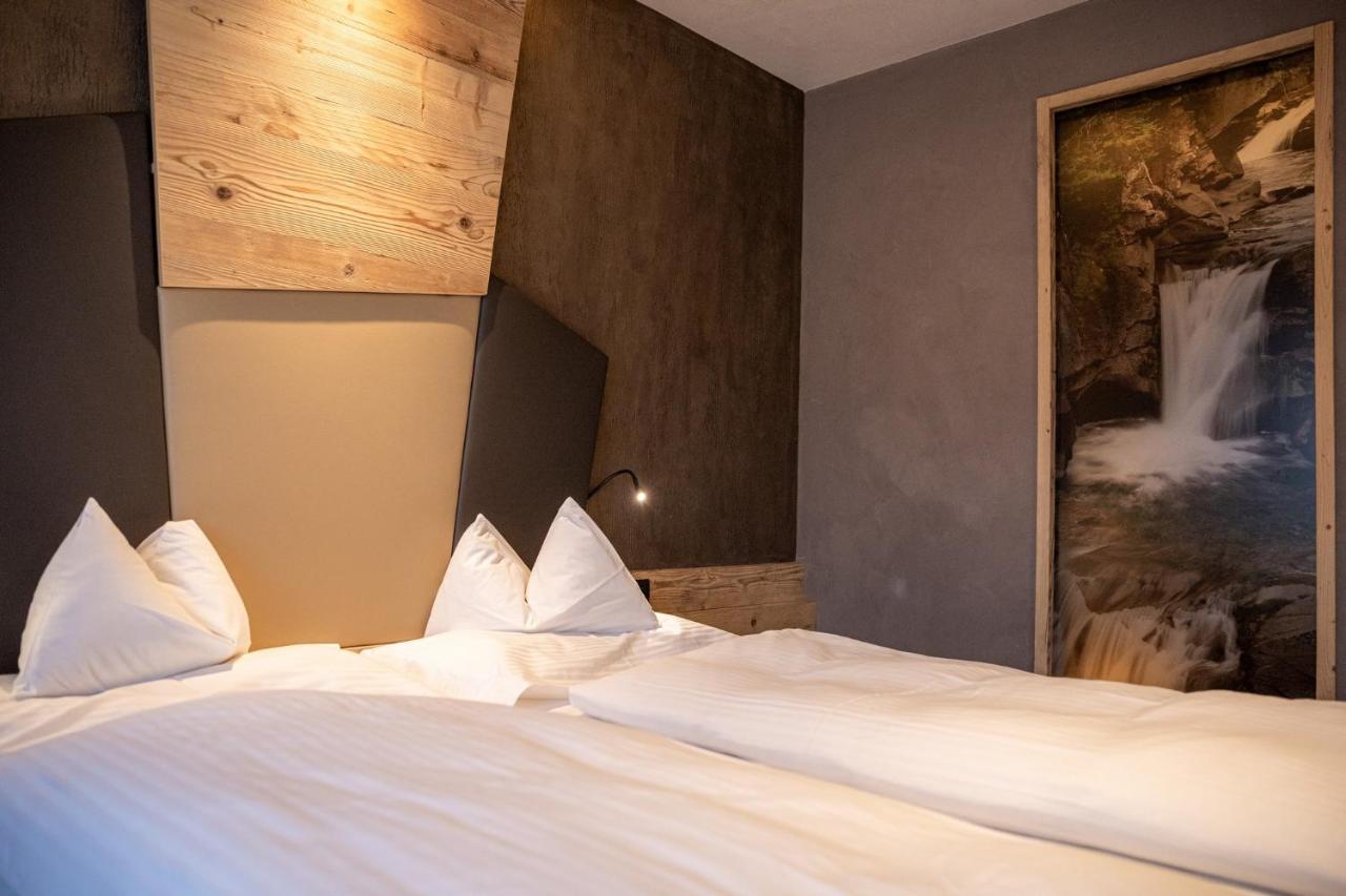 La Roccia Wellness Hotel Cavalese Bagian luar foto