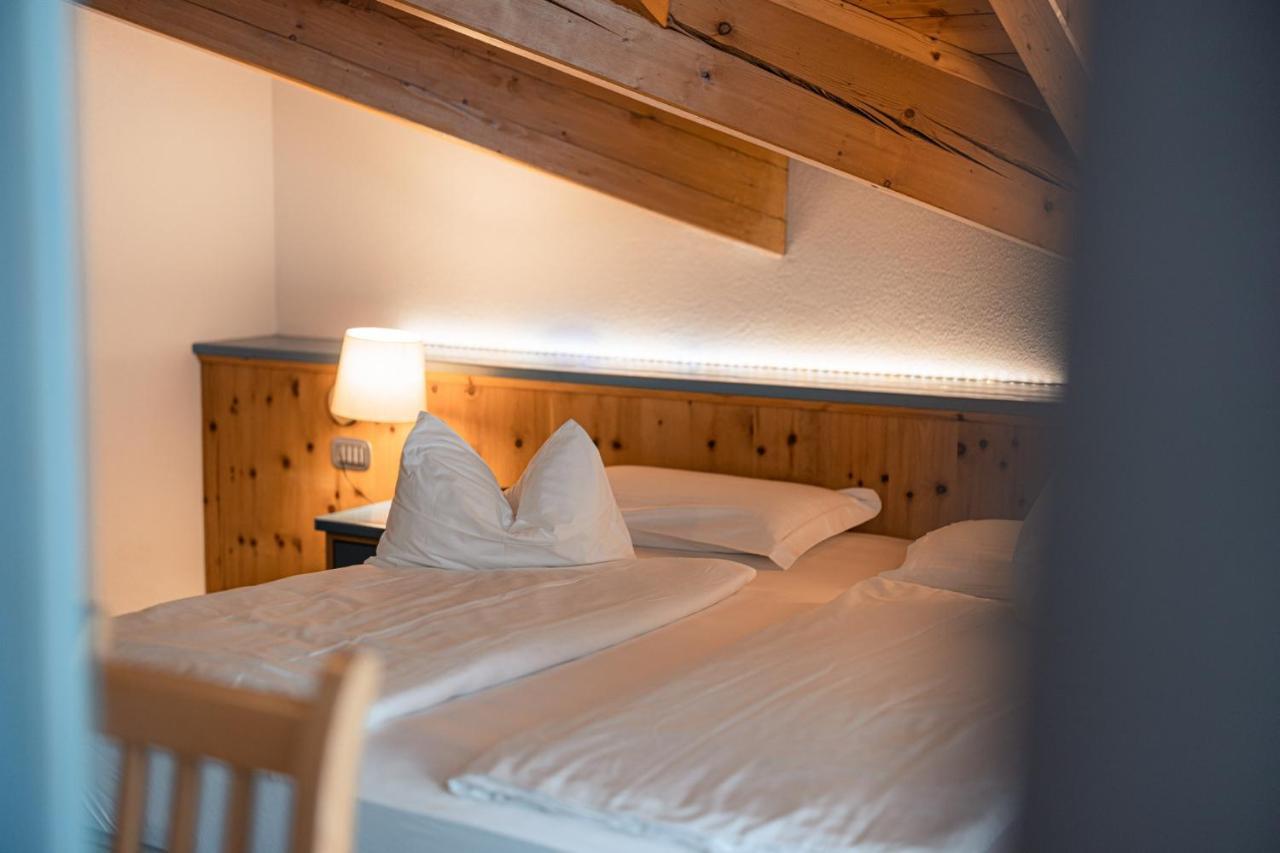 La Roccia Wellness Hotel Cavalese Bagian luar foto