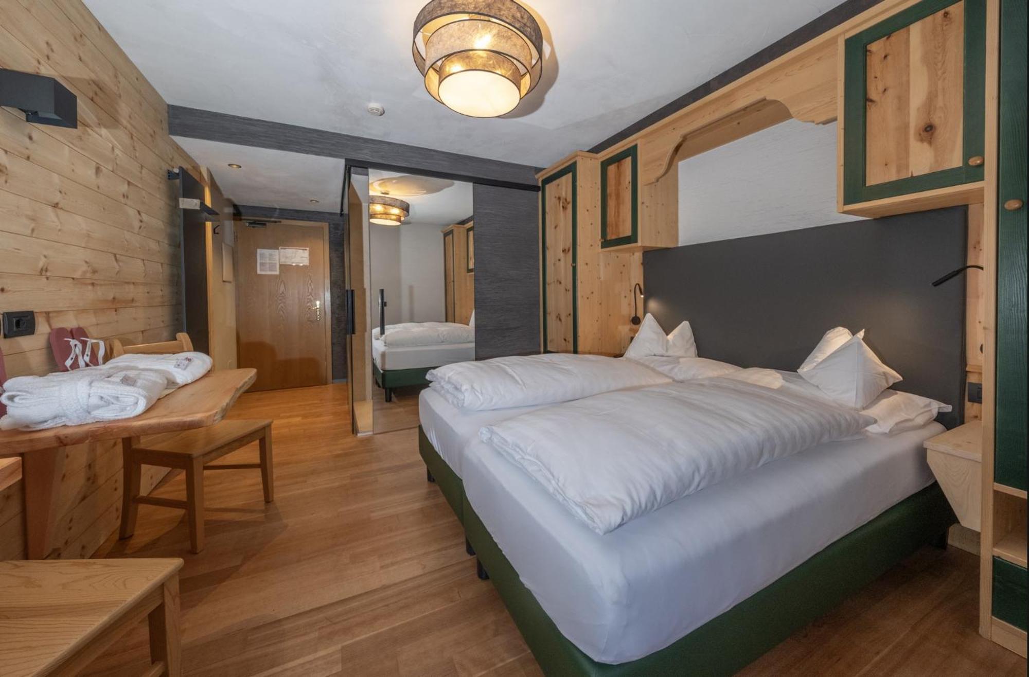 La Roccia Wellness Hotel Cavalese Bagian luar foto