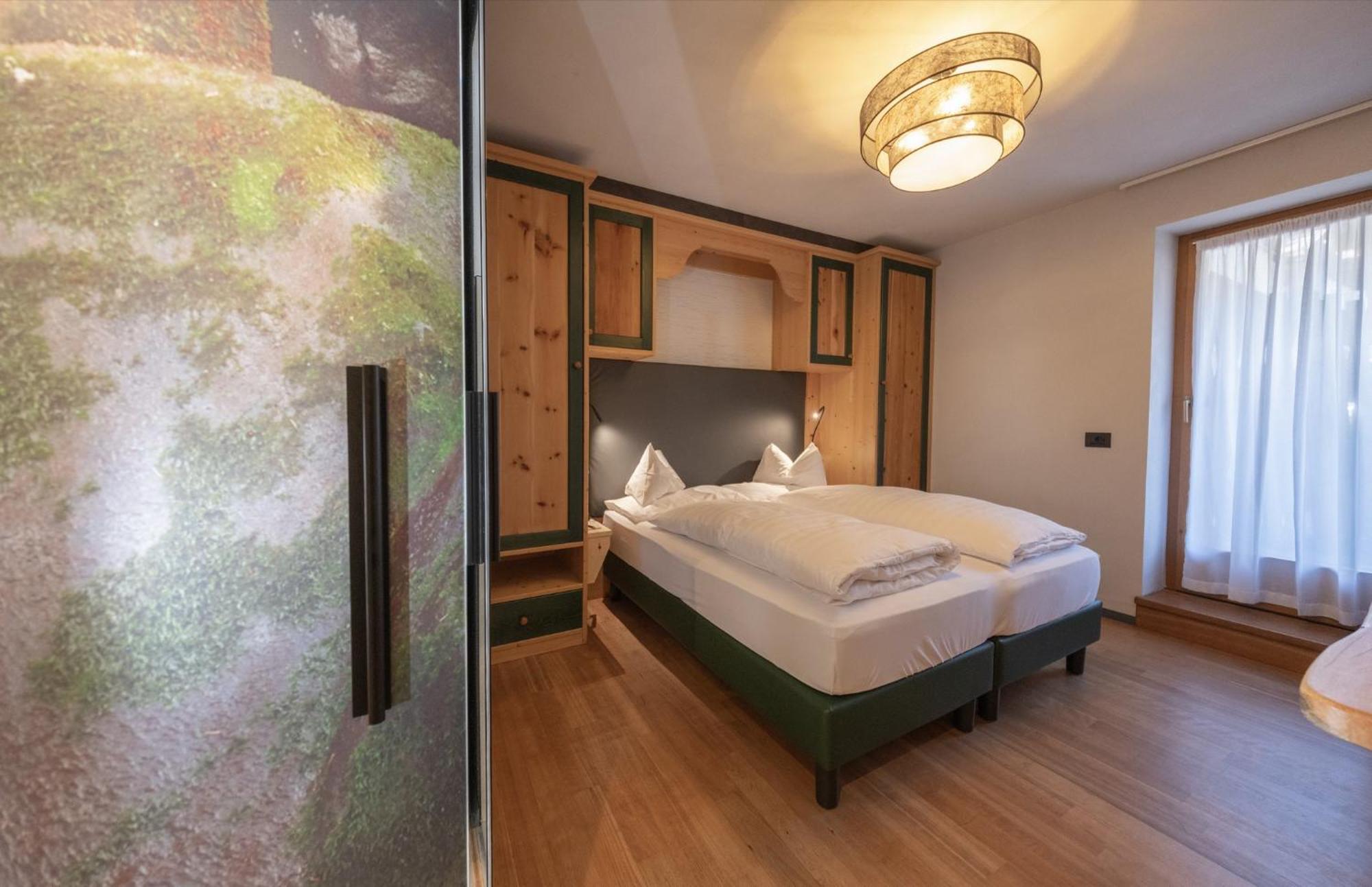 La Roccia Wellness Hotel Cavalese Bagian luar foto