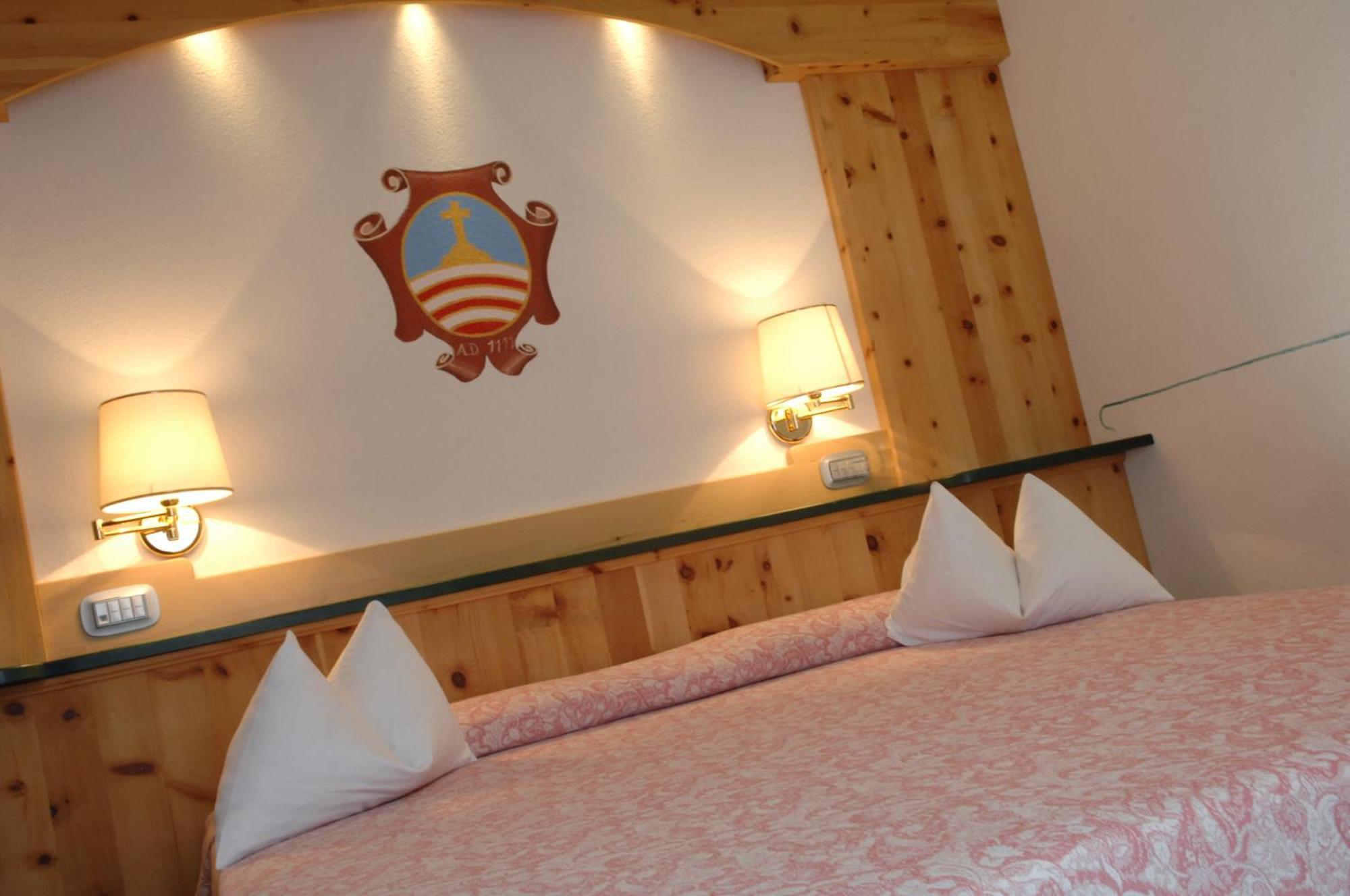 La Roccia Wellness Hotel Cavalese Bagian luar foto