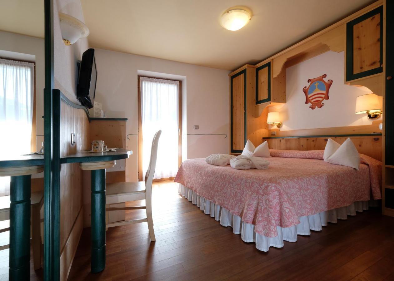 La Roccia Wellness Hotel Cavalese Bagian luar foto
