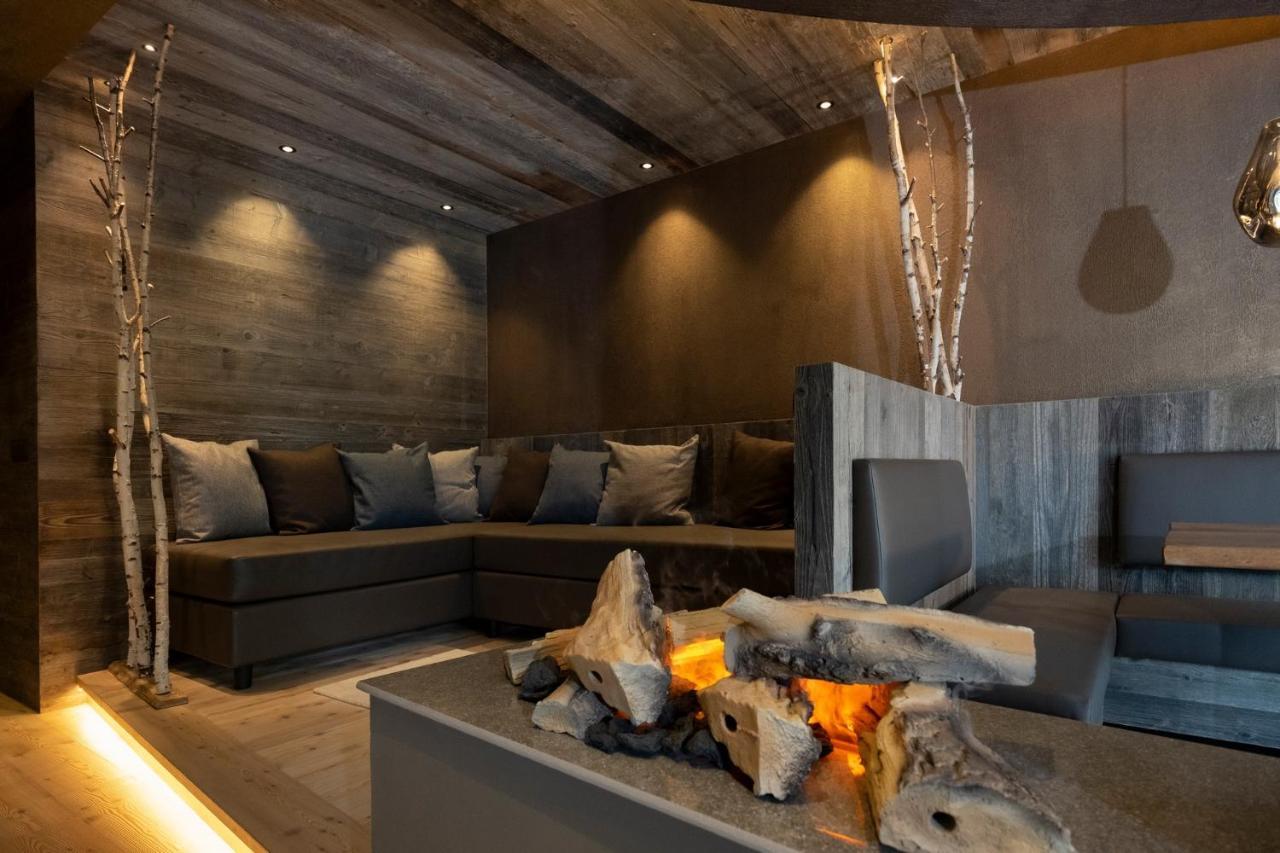 La Roccia Wellness Hotel Cavalese Bagian luar foto